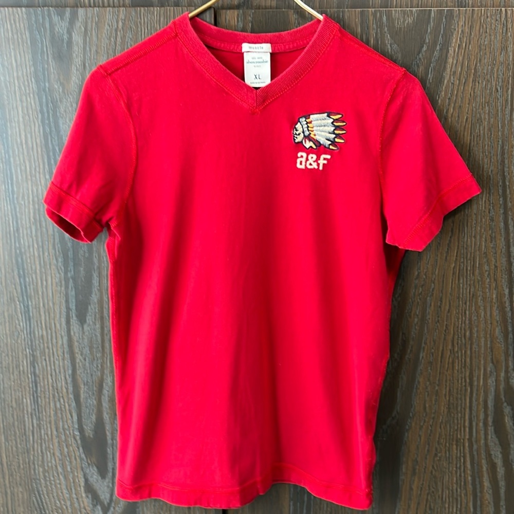 Abercrombie & Fitch Boy’s Red Cotton Graphic Tshirt with Chiefs Image, Size XL - Picture 1 of 8